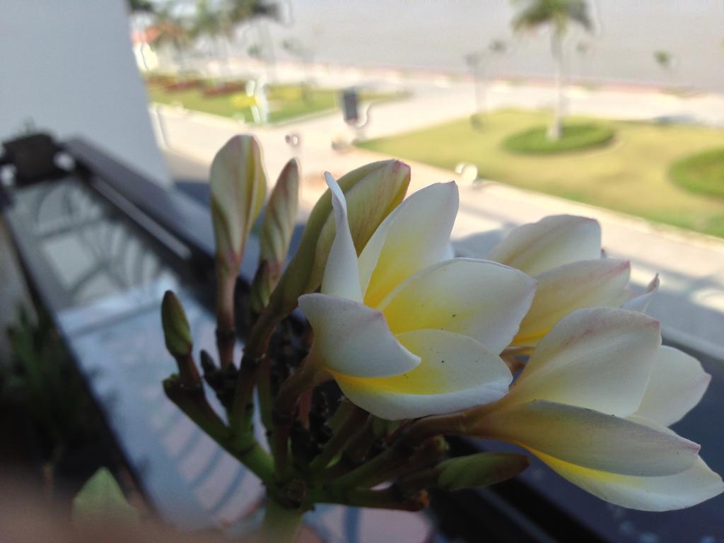 New Season Riverside Hotel Phnom Penh Zewnętrze zdjęcie